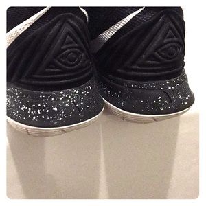 A Kyrie 5 size 8 b-ball shoe